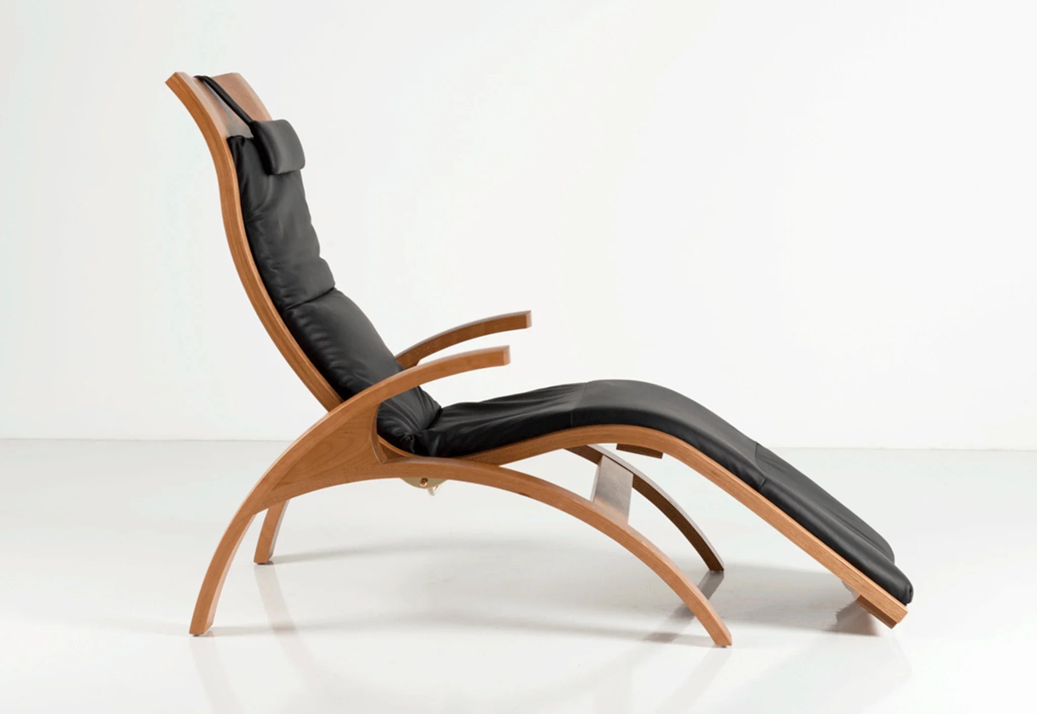 Chaise - Conçue en collaboration entre et notre puise son inspiration dans le mobilier contemporain créé par