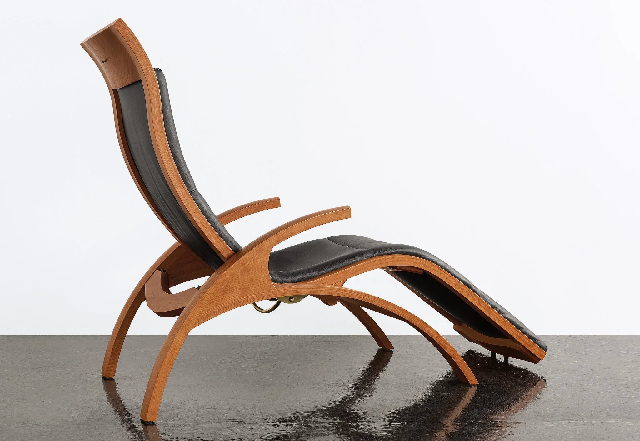 Chaise - Conçue en collaboration entre et notre puise son inspiration dans le mobilier contemporain créé par