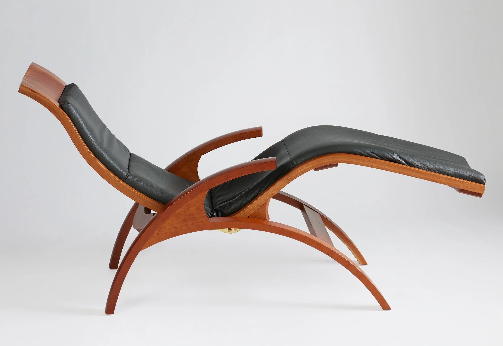 Chaise - Conçue en collaboration entre et notre puise son inspiration dans le mobilier contemporain créé par