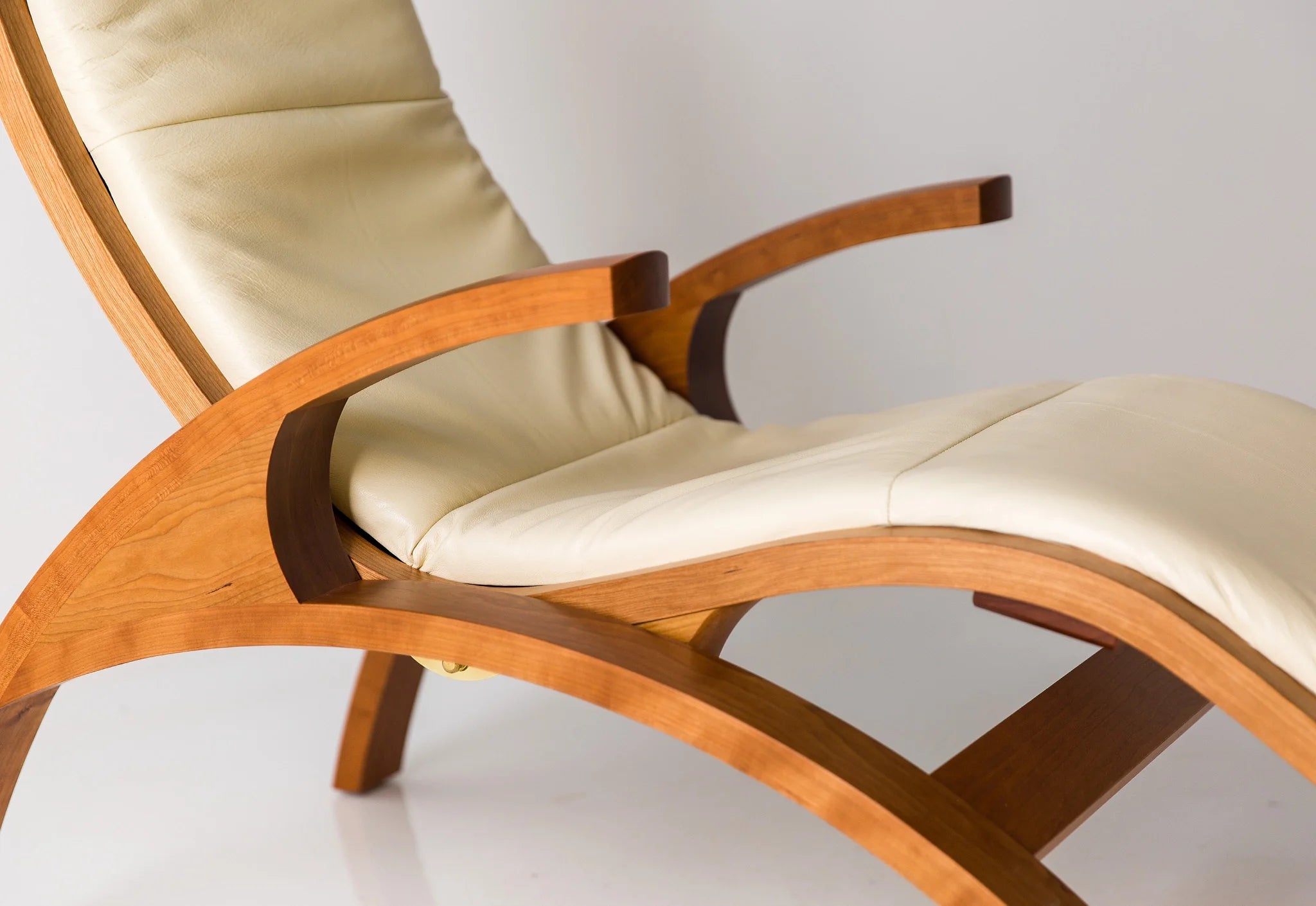 Chaise - Conçue en collaboration entre et notre puise son inspiration dans le mobilier contemporain créé par