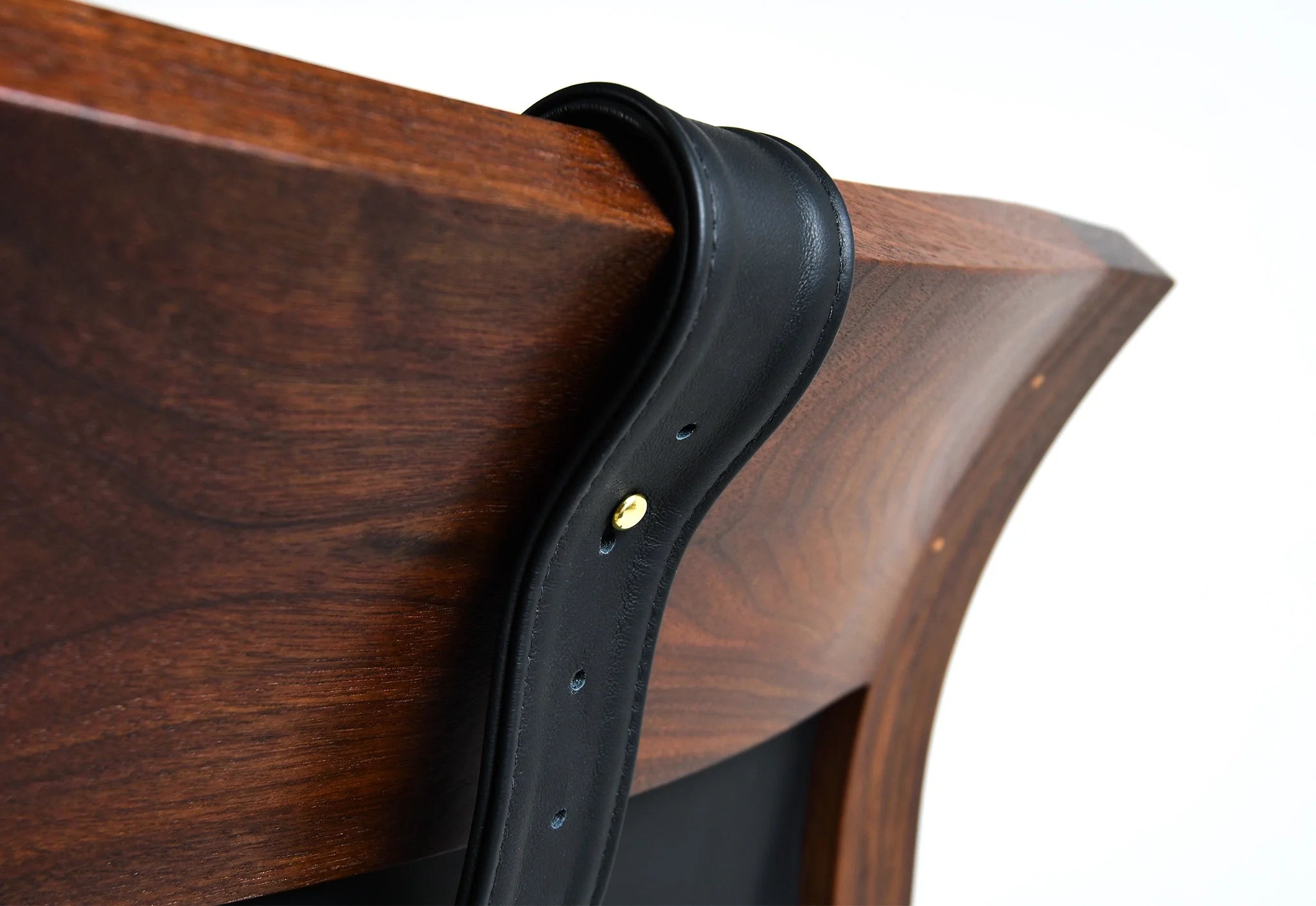 Chaise - Conçue en collaboration entre et notre puise son inspiration dans le mobilier contemporain créé par
