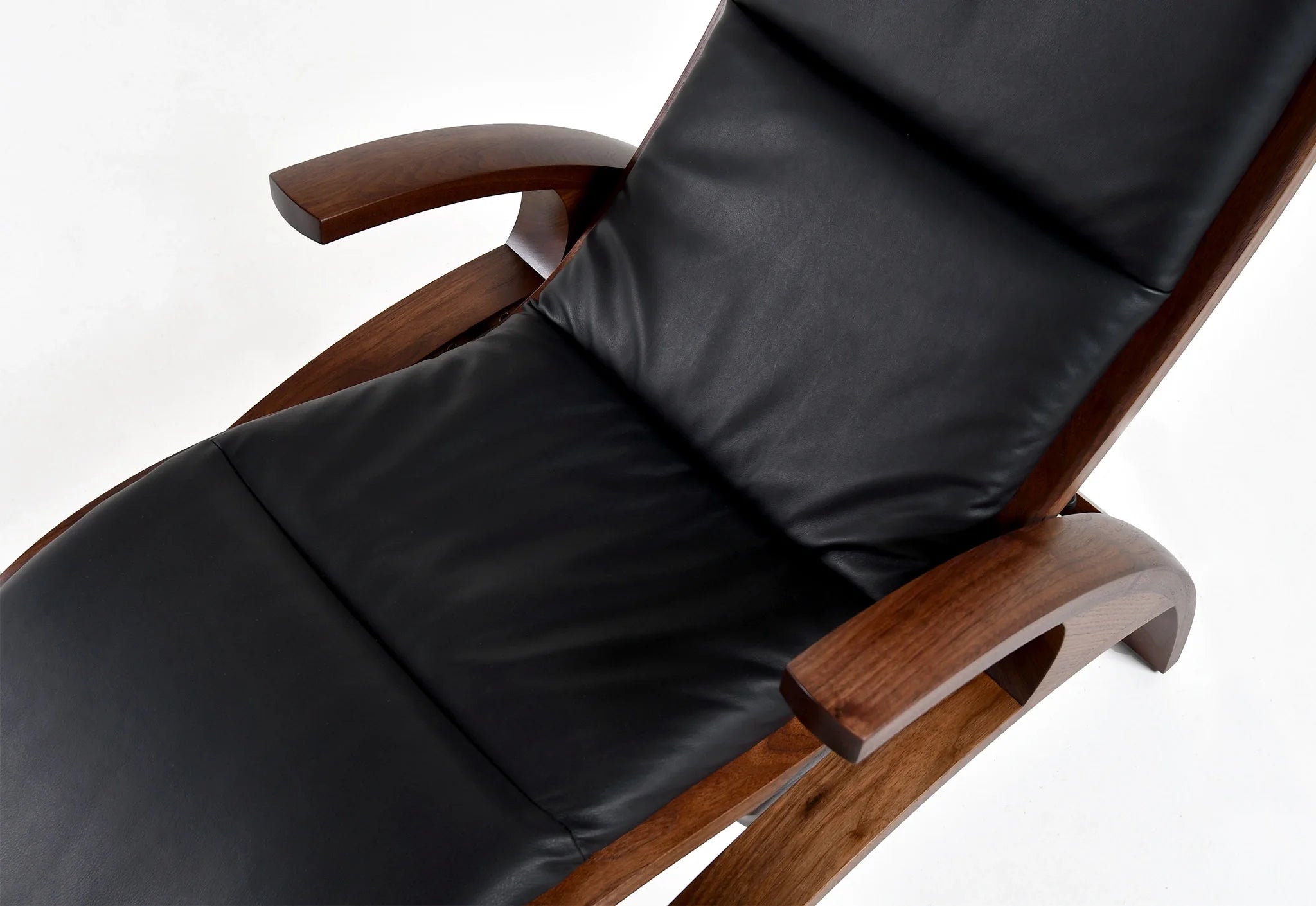 Chaise - Conçue en collaboration entre et notre puise son inspiration dans le mobilier contemporain créé par