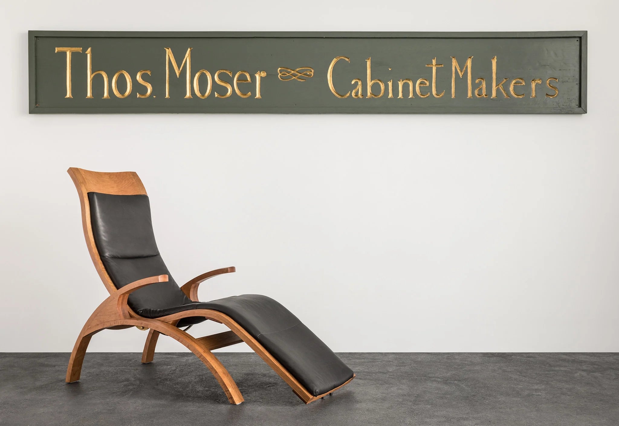 Chaise - Conçue en collaboration entre et notre puise son inspiration dans le mobilier contemporain créé par