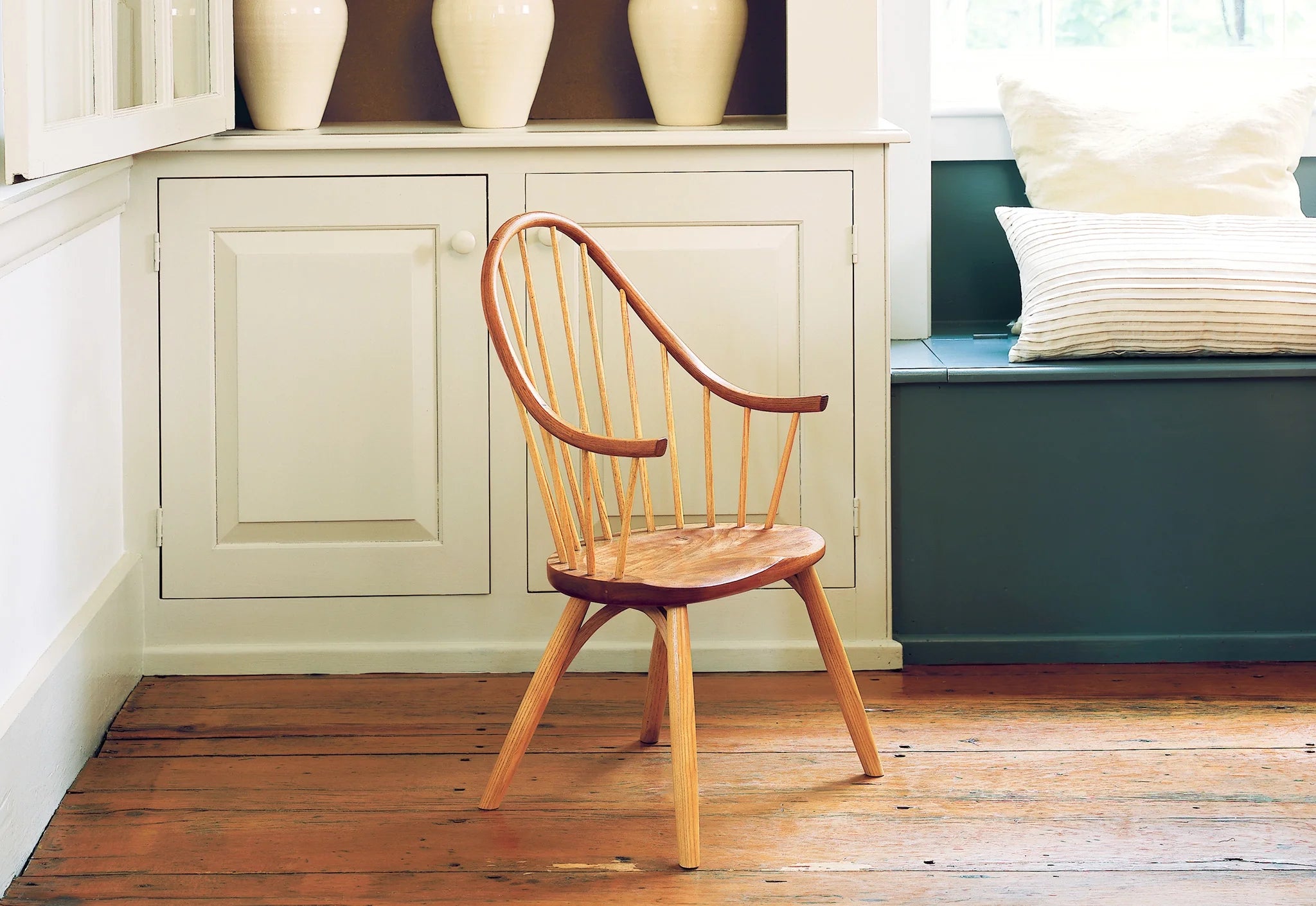 Chaise à accoudoirs continus pour enfant – Hormis sa taille réduite, elle est identique au modèle pour adulte.