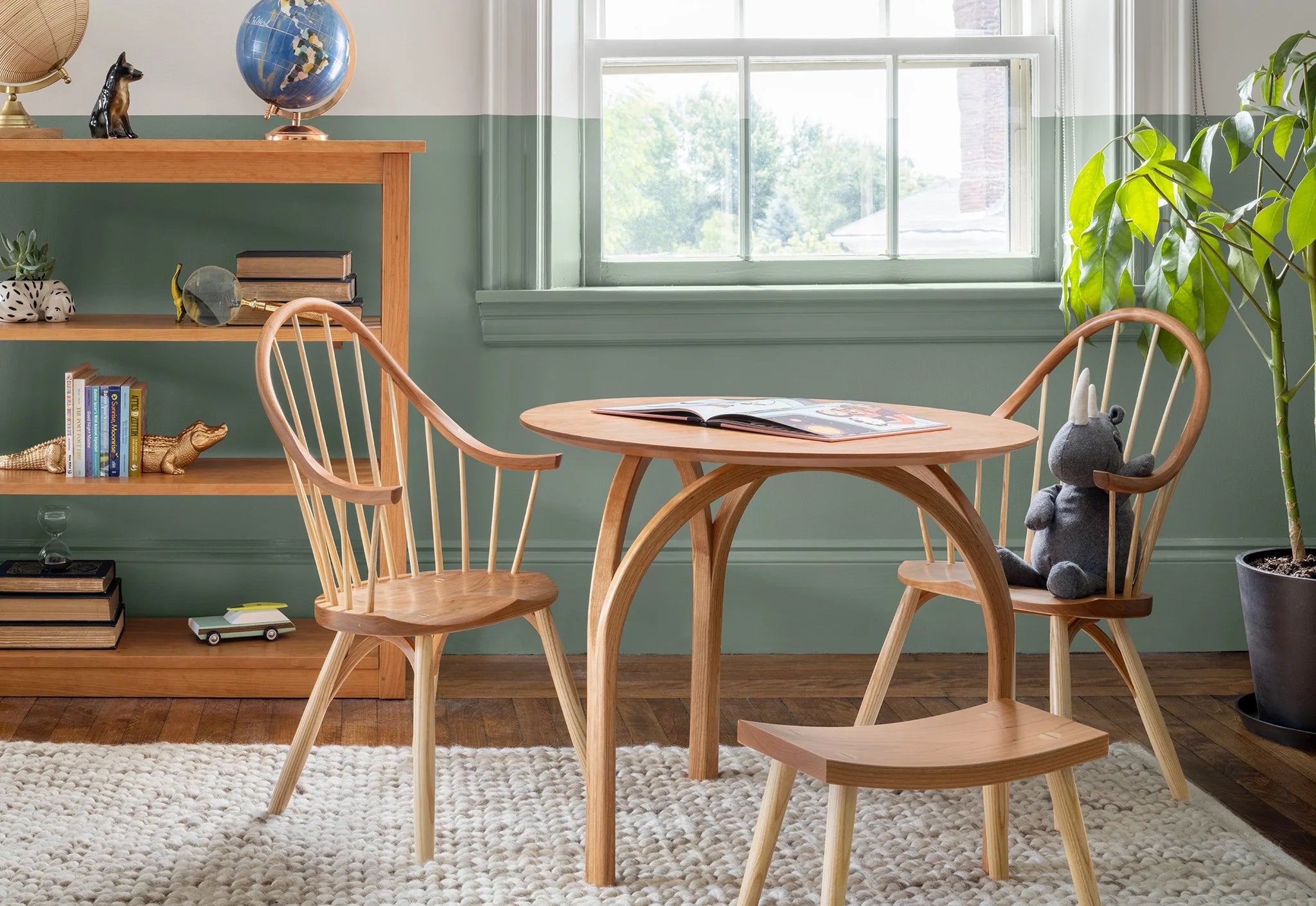 Chaise à accoudoirs continus pour enfant – Hormis sa taille réduite, elle est identique au modèle pour adulte.