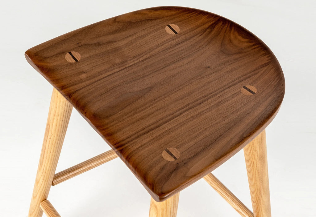 Tabouret-pelle à charbon - L'effort montre les influences des deux ébénistes, associant le kiwi brut et d'une beauté saisissante