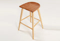 Tabouret-pelle à charbon - L'effort montre les influences des deux ébénistes, associant le kiwi brut et d'une beauté saisissante