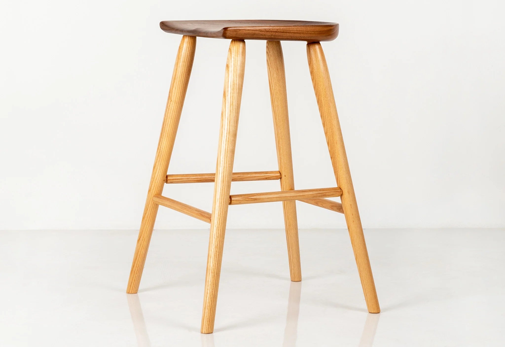 Tabouret-pelle à charbon - L'effort montre les influences des deux ébénistes, associant le kiwi brut et d'une beauté saisissante