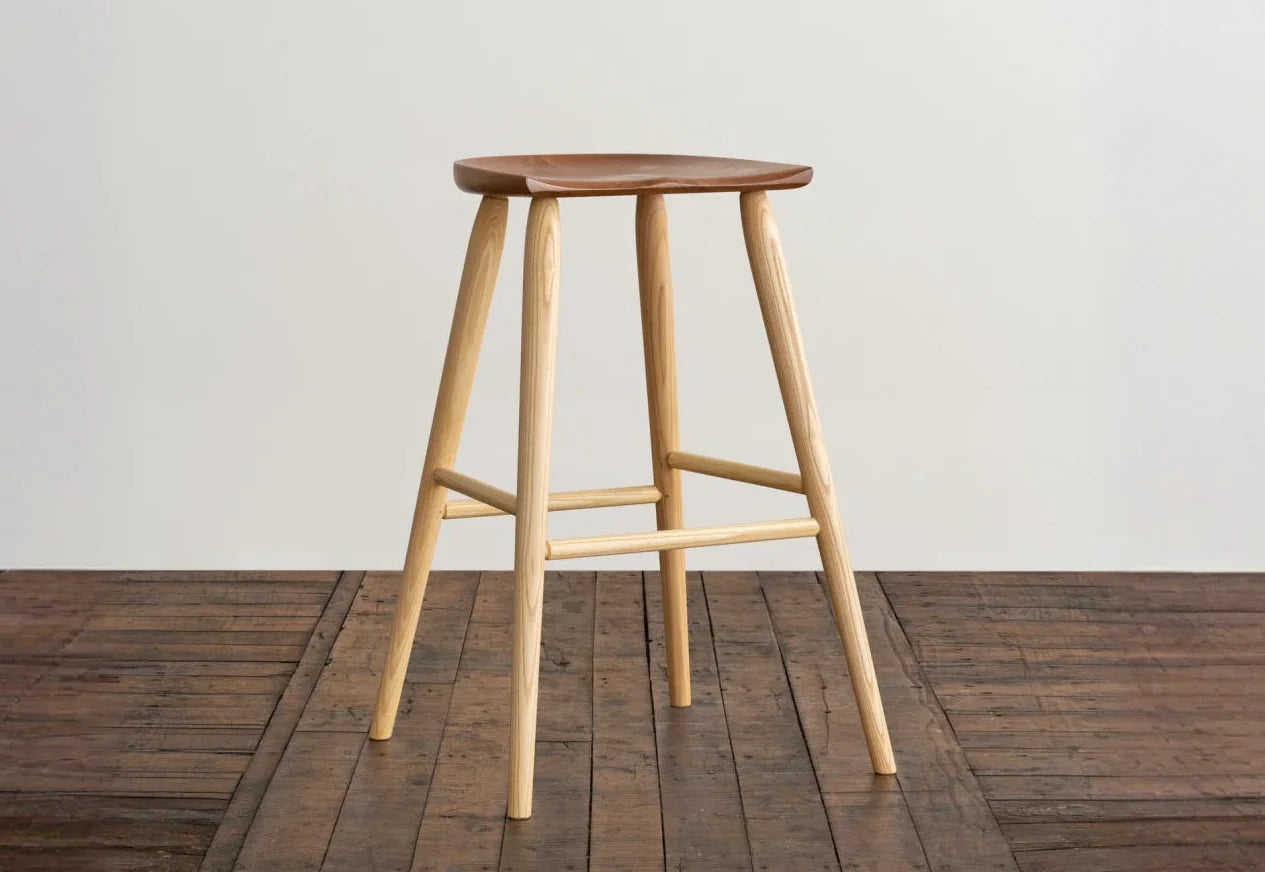 Tabouret-pelle à charbon - L'effort montre les influences des deux ébénistes, associant le kiwi brut et d'une beauté saisissante