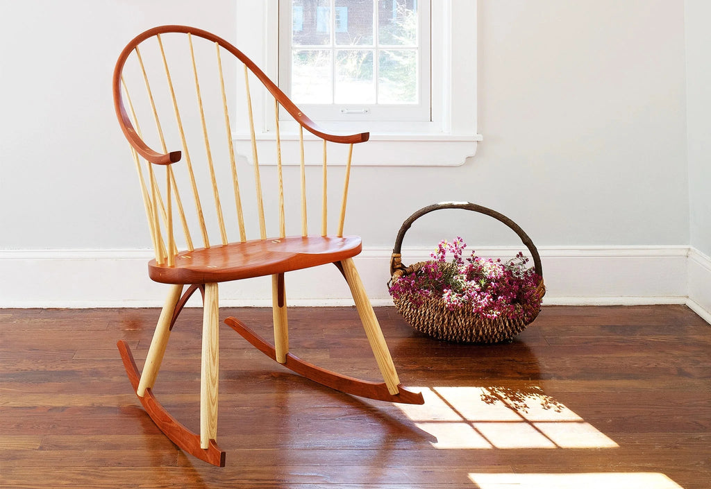 Rocking à accoudoirs continus - Adapté de notre icône, cette itération sous forme de rocking chair est conçue et fabriquée pour durer