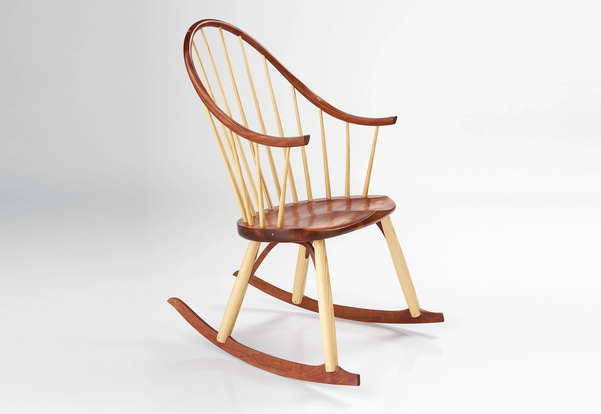 Rocking à accoudoirs continus - Adapté de notre icône, cette itération sous forme de rocking chair est conçue et fabriquée pour durer