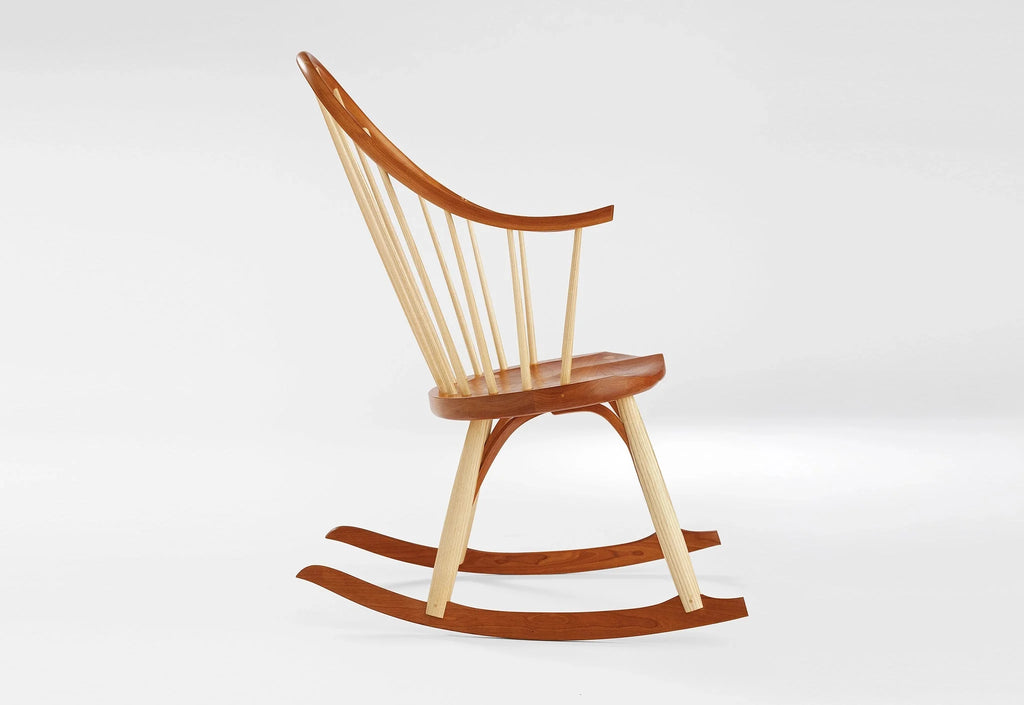 Rocking à accoudoirs continus - Adapté de notre icône, cette itération sous forme de rocking chair est conçue et fabriquée pour durer