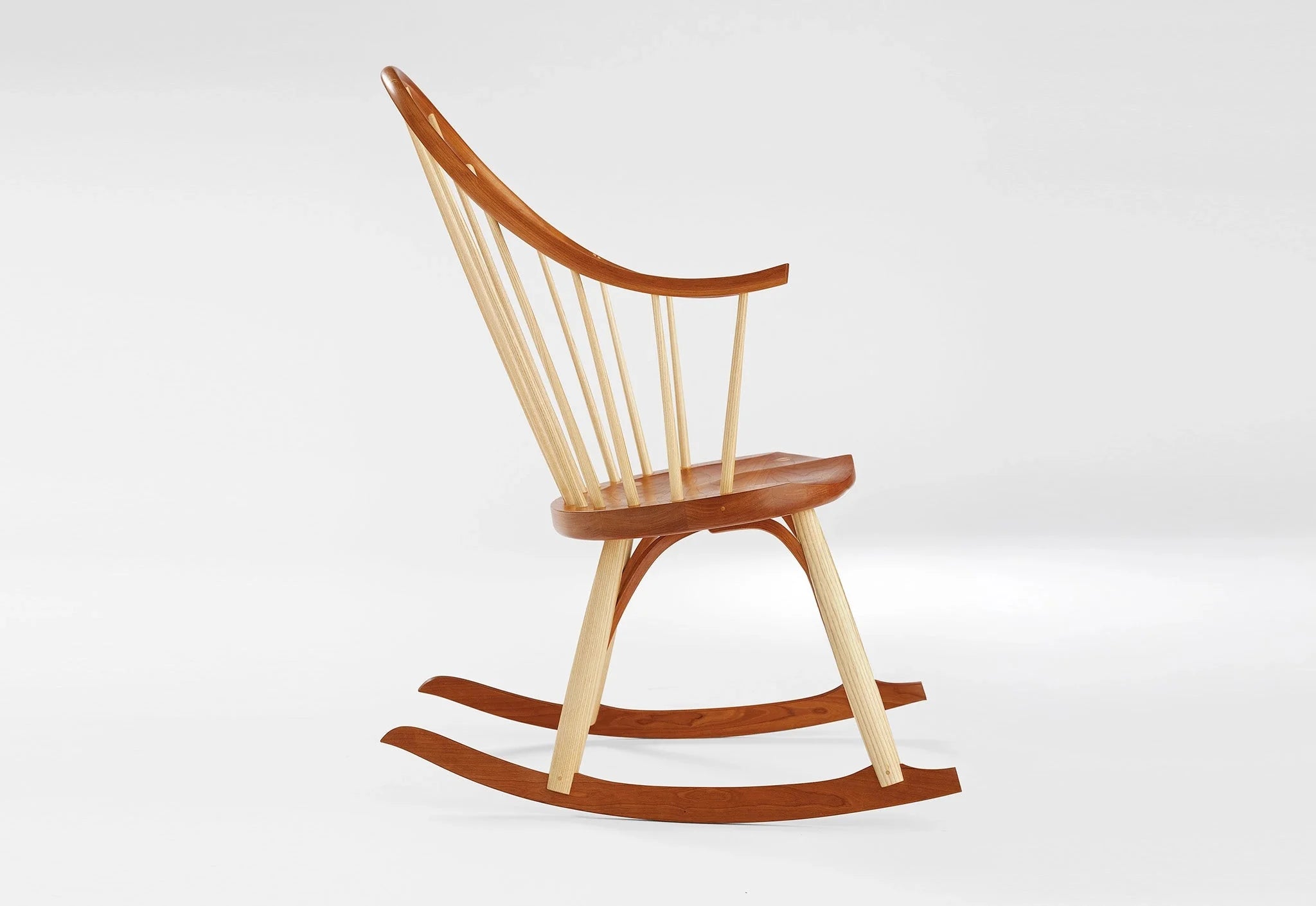 Rocking à accoudoirs continus - Adapté de notre icône, cette itération sous forme de rocking chair est conçue et fabriquée pour durer
