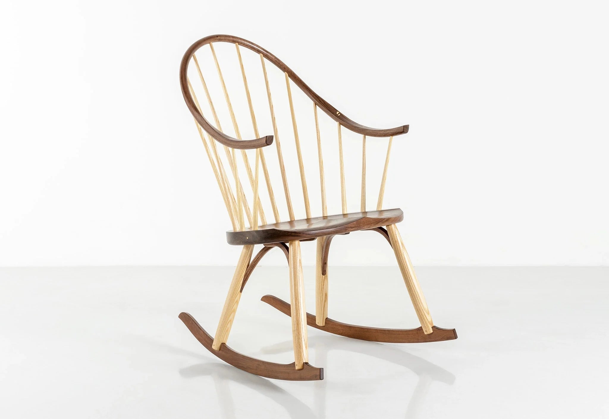 Rocking à accoudoirs continus - Adapté de notre icône, cette itération sous forme de rocking chair est conçue et fabriquée pour durer