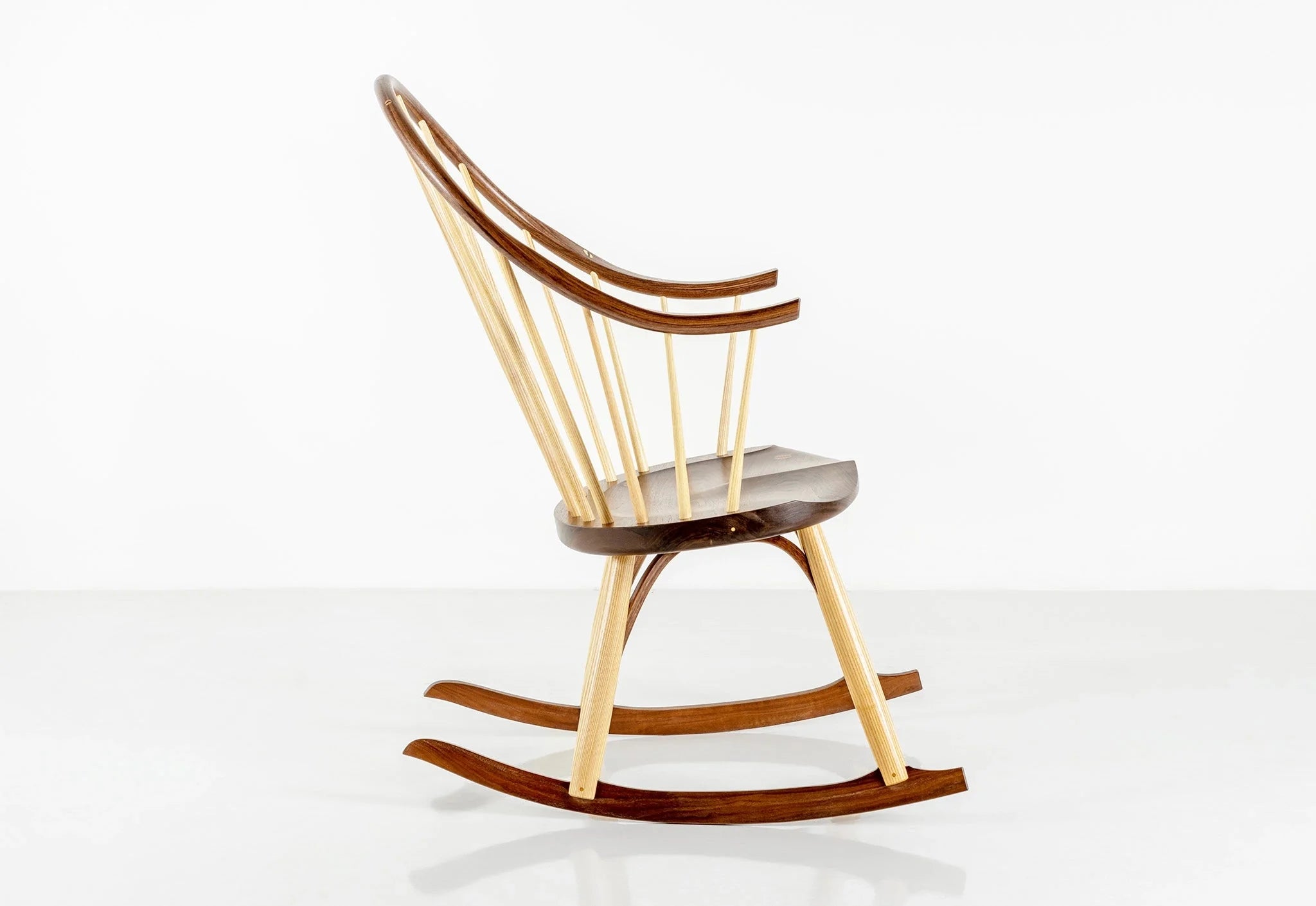 Rocking à accoudoirs continus - Adapté de notre icône, cette itération sous forme de rocking chair est conçue et fabriquée pour durer