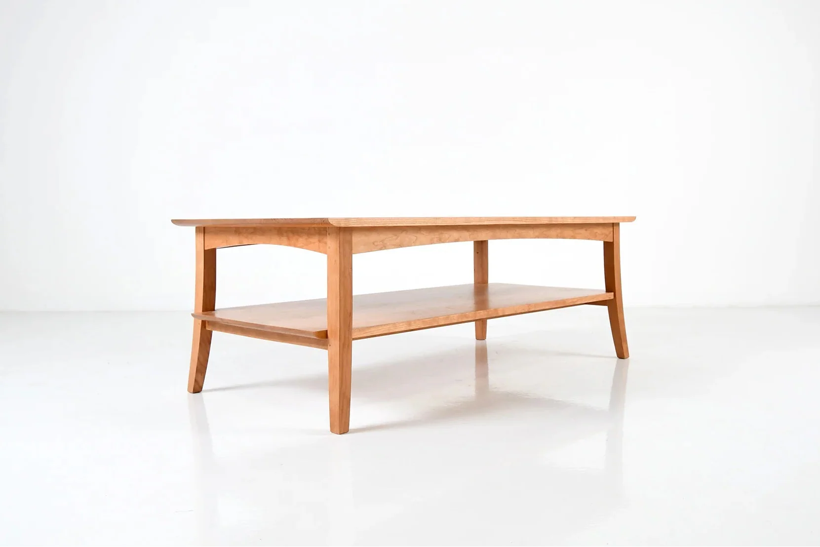 Table basse - Idéale pour les séjours ou les zones de conversation, la table est munie d'une simple étagère crantée sous le