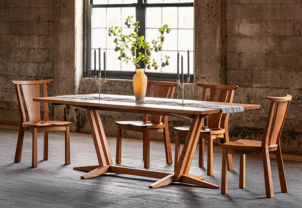 Table tréteaux - Jouant avec les contraires comme l'ombre et la lumière, l'espace et la substance, elle rassemble tout en une seule entité.