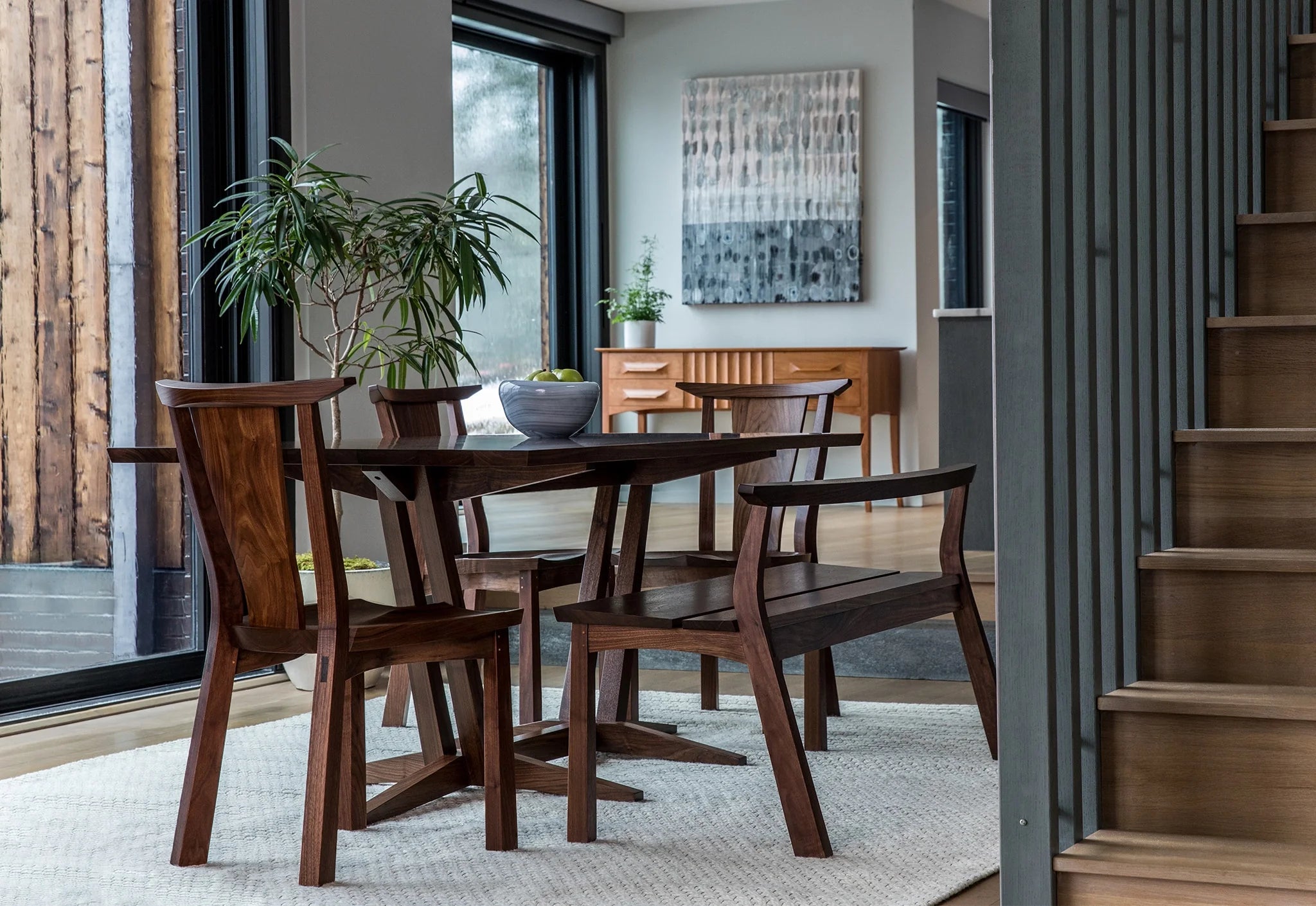 Table tréteaux - Jouant avec les contraires comme l'ombre et la lumière, l'espace et la substance, elle rassemble tout en une seule entité.