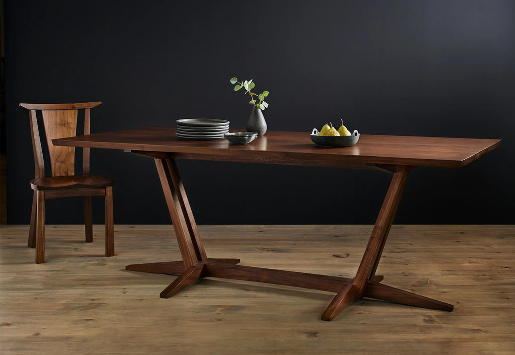Table tréteaux - Jouant avec les contraires comme l'ombre et la lumière, l'espace et la substance, elle rassemble tout en une seule entité.