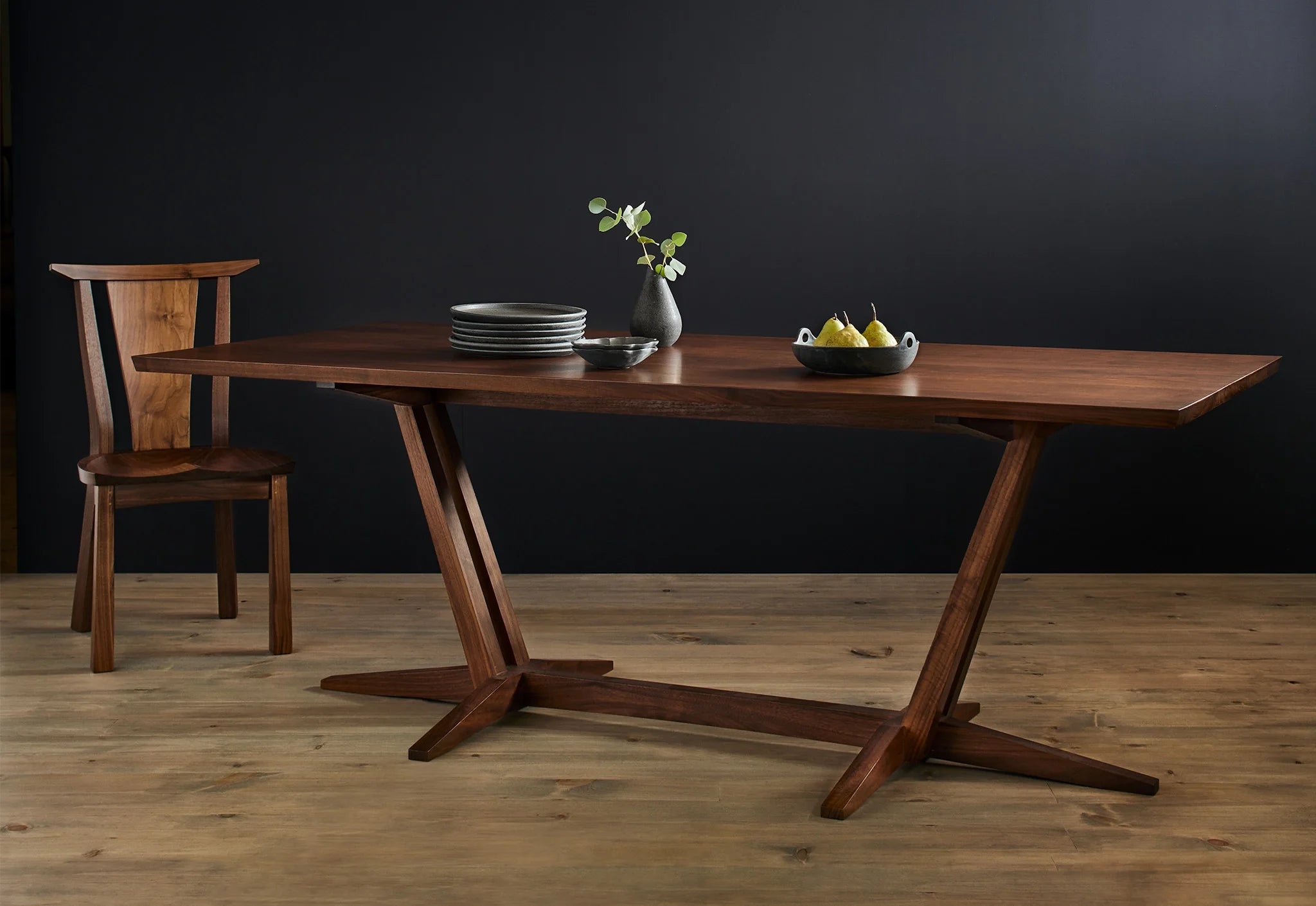 Table tréteaux - Jouant avec les contraires comme l'ombre et la lumière, l'espace et la substance, elle rassemble tout en une seule entité.