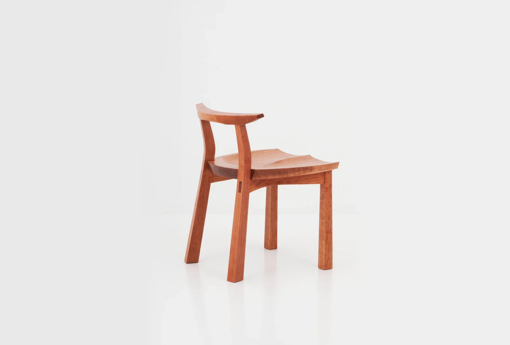 Chaise - S'inspire d'une illustre liste de précédents historiques : le concept du wabi-sabi et les designs