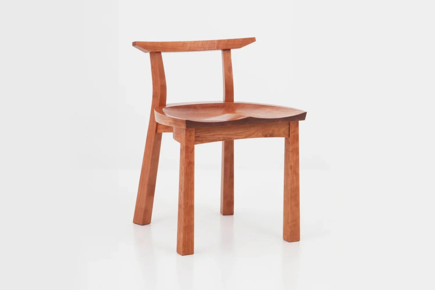 Chaise - S'inspire d'une illustre liste de précédents historiques : le concept du wabi-sabi et les designs
