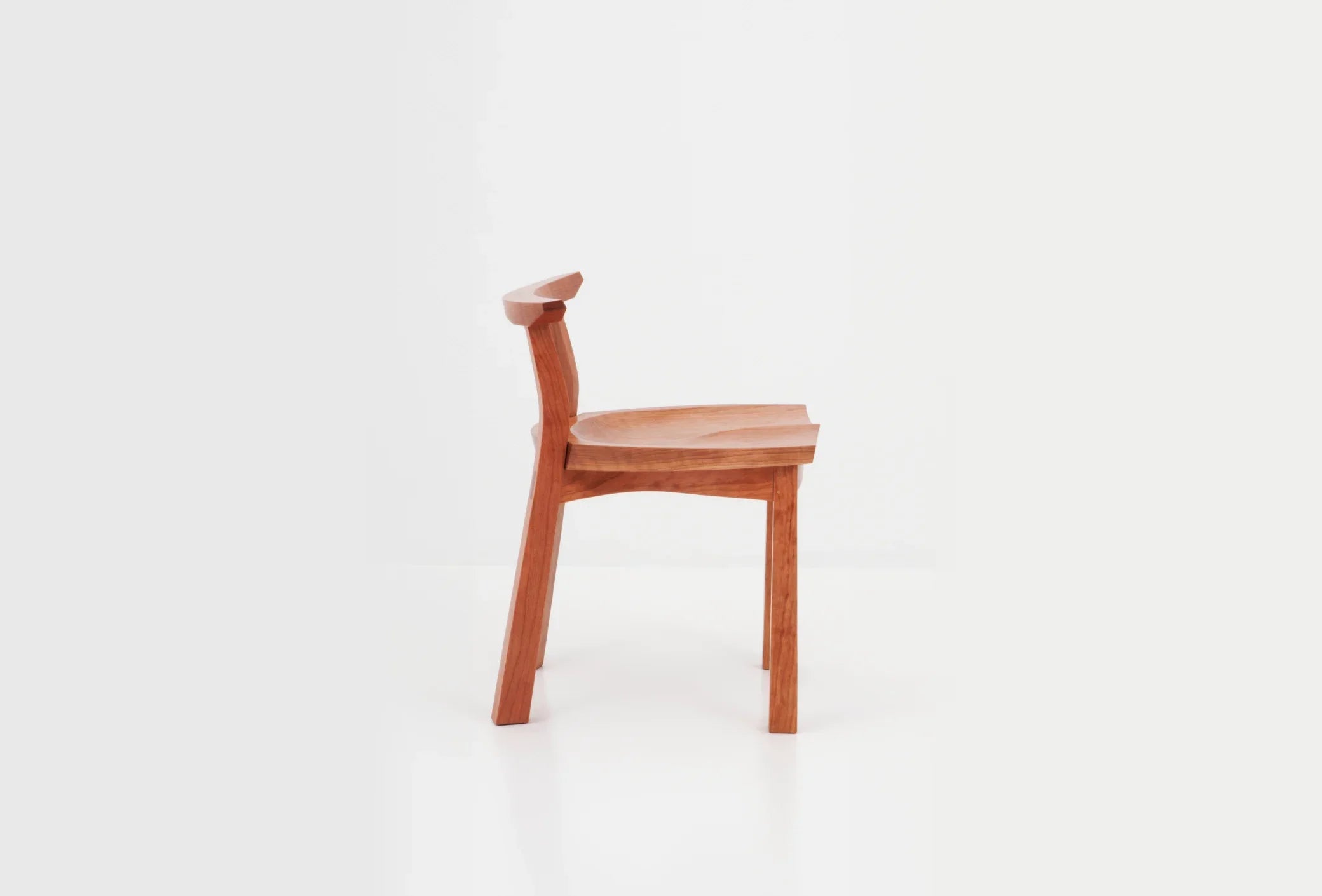 Chaise - S'inspire d'une illustre liste de précédents historiques : le concept du wabi-sabi et les designs