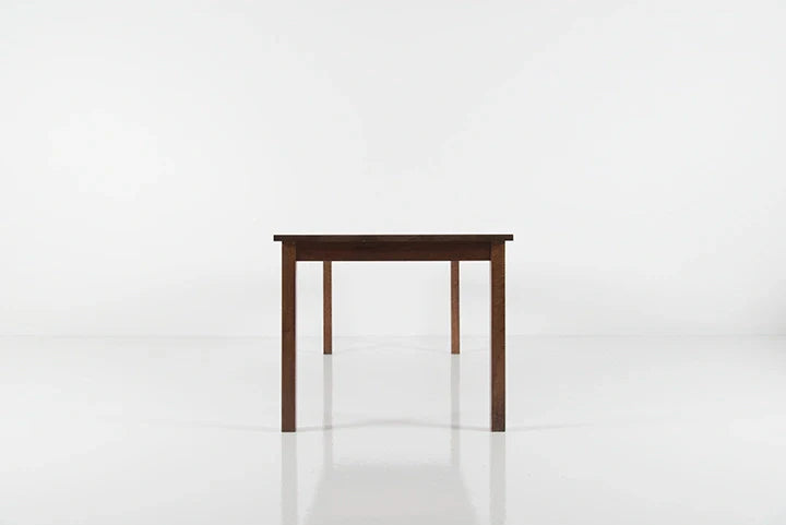 Table - Cette table illustre notre philosophie de conception, l'esthétique étant fonctionnelle et l'ornementation découlant