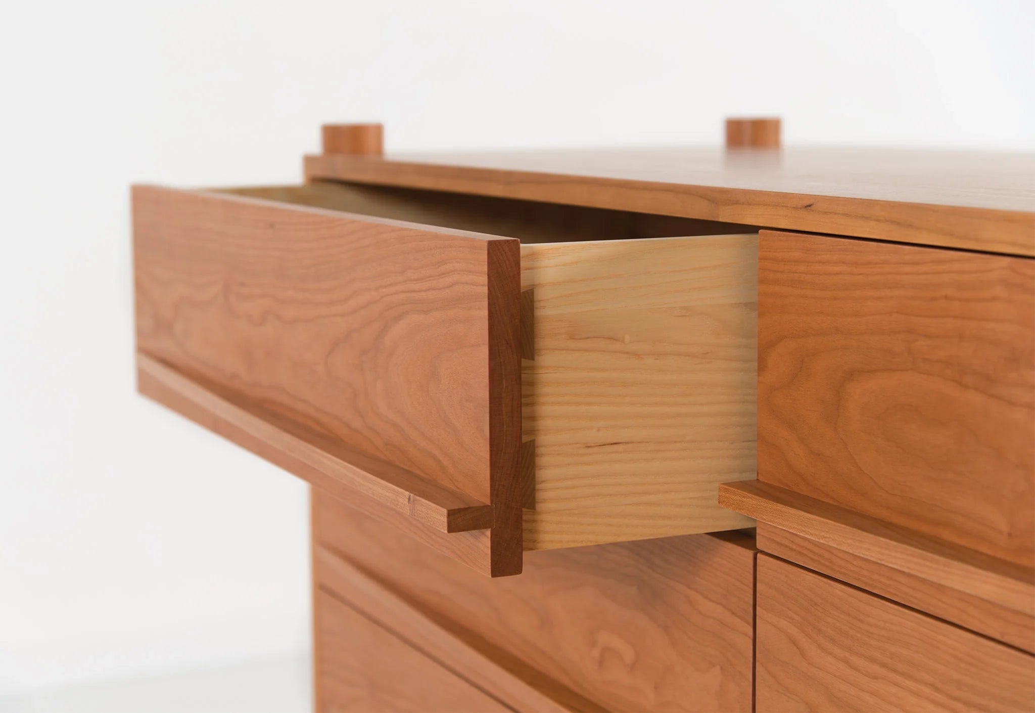 Commode - Horizontale - De ses pieds fuselés et son bois de bout apparent à ses poignées de tiroir elliptiques, elle est confiante en