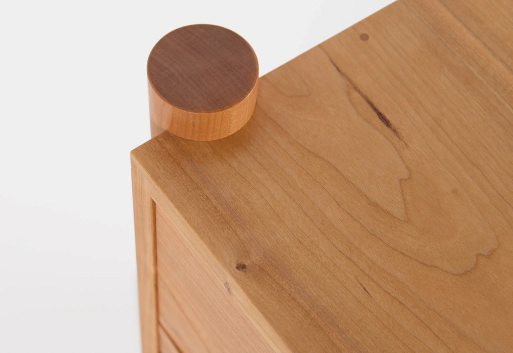 Commode - Horizontale - De ses pieds fuselés et son bois de bout apparent à ses poignées de tiroir elliptiques, elle est confiante en
