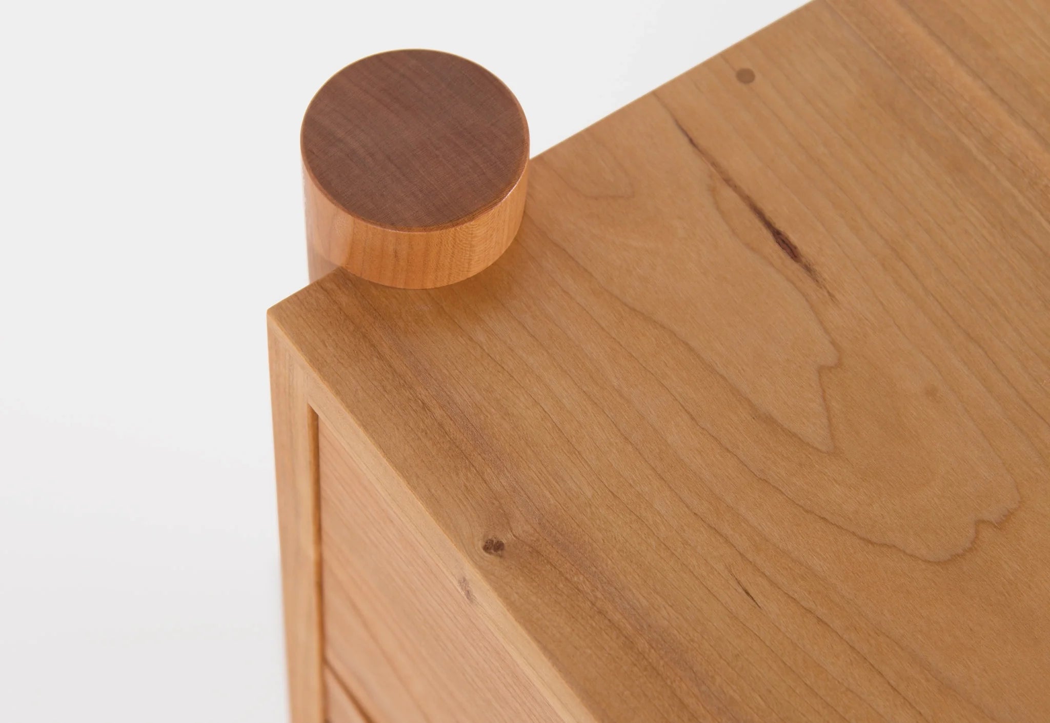 Commode - Horizontale - De ses pieds fuselés et son bois de bout apparent à ses poignées de tiroir elliptiques, elle est confiante en