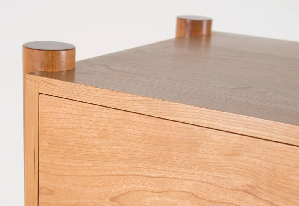 Commode - Verticale - De ses pieds fuselés et son bois de bout exposé à ses poignées de tiroirs elliptiques, la commode est confiante dans