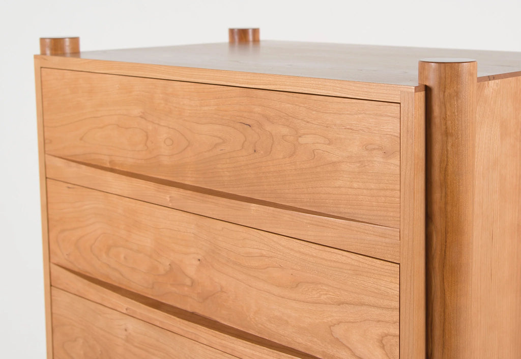 Commode - Verticale - De ses pieds fuselés et son bois de bout exposé à ses poignées de tiroirs elliptiques, la commode est confiante dans