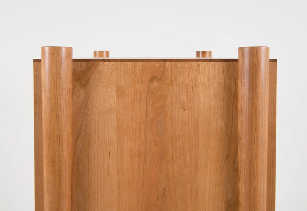 Commode - Verticale - De ses pieds fuselés et son bois de bout exposé à ses poignées de tiroirs elliptiques, la commode est confiante dans