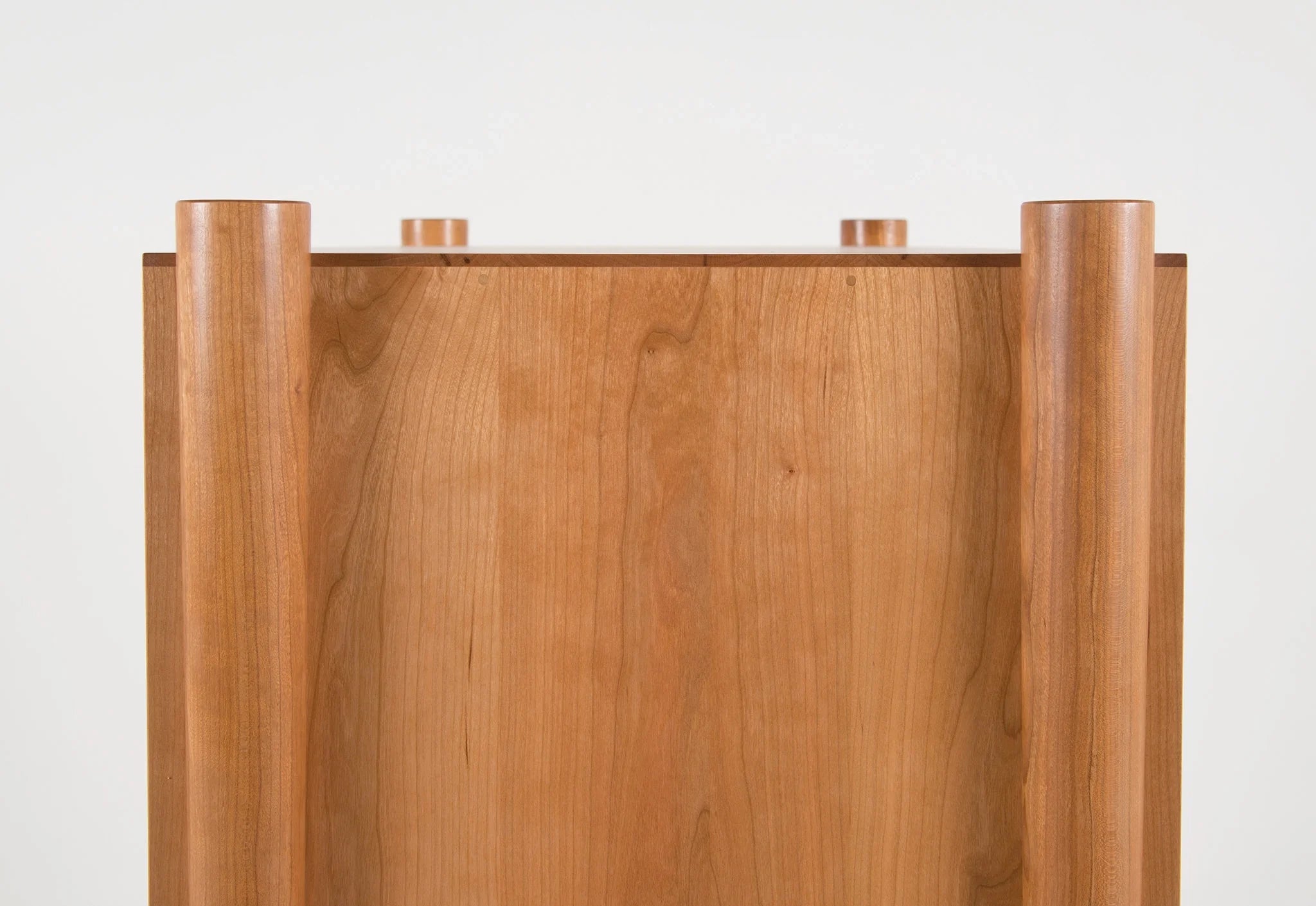 Commode - Horizontale - De ses pieds fuselés et son bois de bout apparent à ses poignées de tiroir elliptiques, elle est confiante en