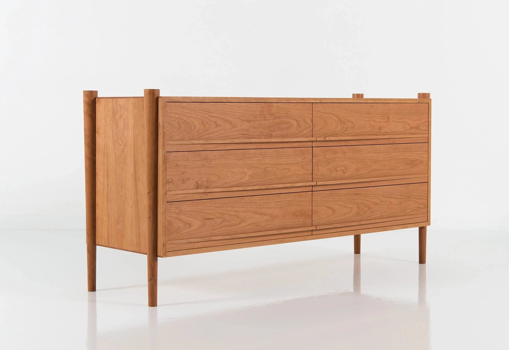 Commode - Horizontale - De ses pieds fuselés et son bois de bout apparent à ses poignées de tiroir elliptiques, elle est confiante en