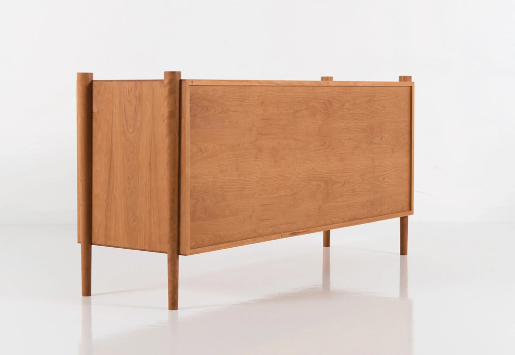Commode - Horizontale - De ses pieds fuselés et son bois de bout apparent à ses poignées de tiroir elliptiques, elle est confiante en