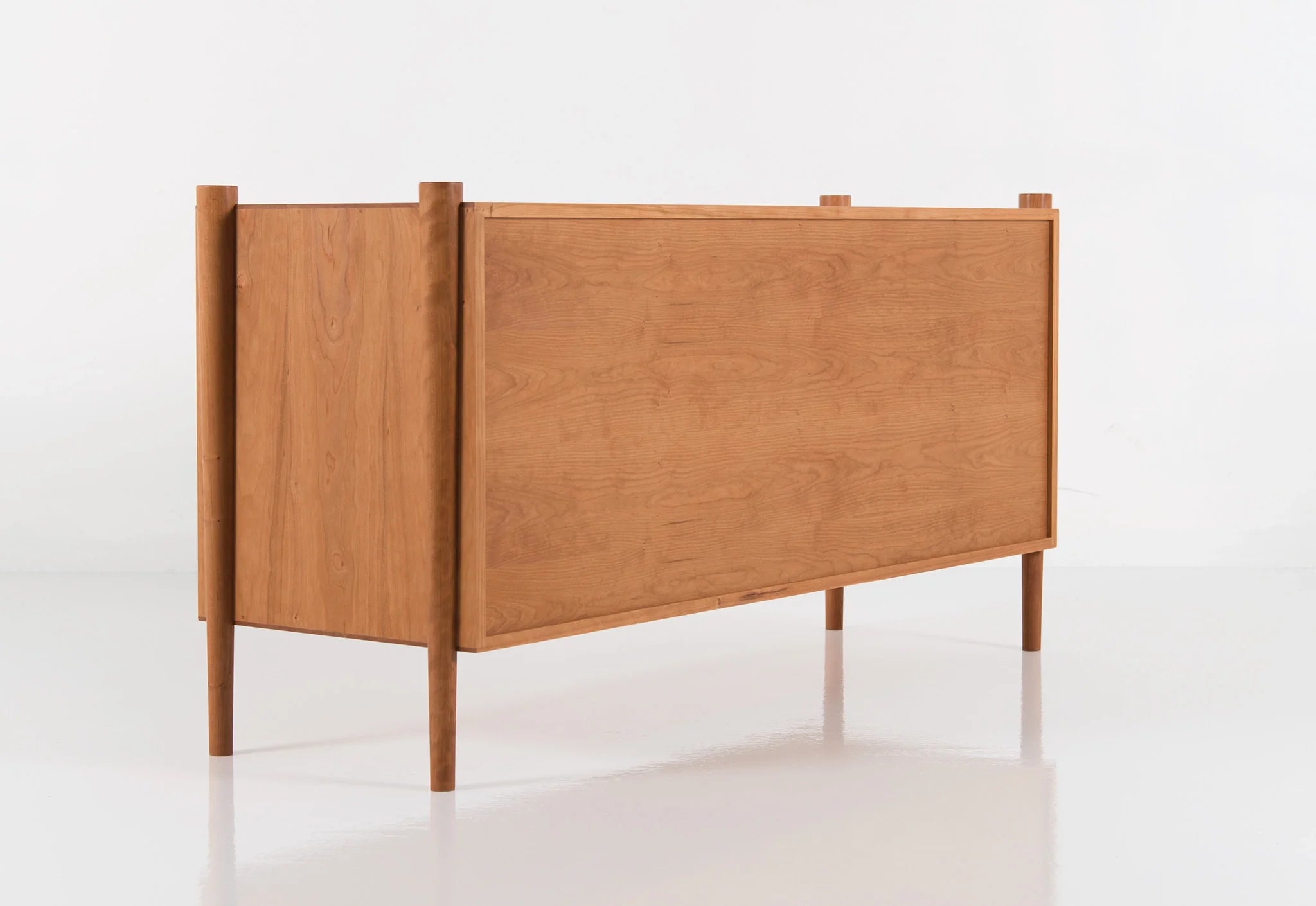 Commode - Horizontale - De ses pieds fuselés et son bois de bout apparent à ses poignées de tiroir elliptiques, elle est confiante en