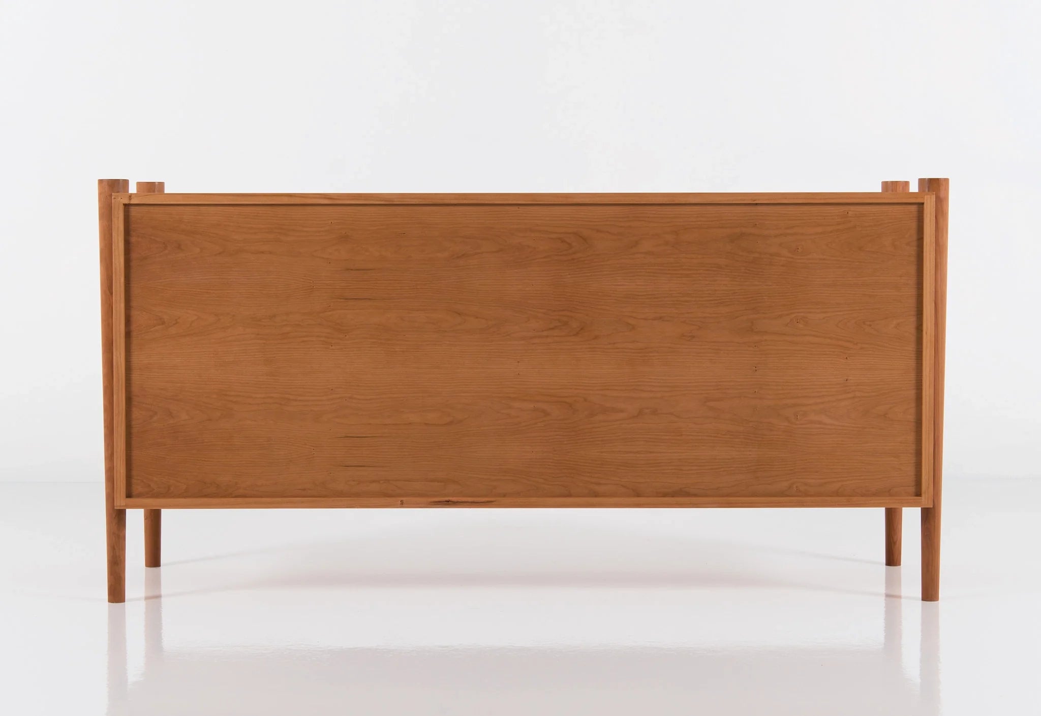 Commode - Horizontale - De ses pieds fuselés et son bois de bout apparent à ses poignées de tiroir elliptiques, elle est confiante en