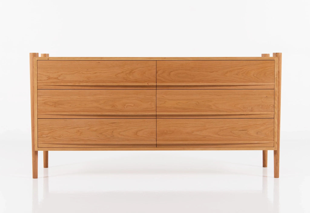 Commode - Horizontale - De ses pieds fuselés et son bois de bout apparent à ses poignées de tiroir elliptiques, elle est confiante en