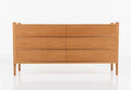 Commode - Horizontale - De ses pieds fuselés et son bois de bout apparent à ses poignées de tiroir elliptiques, elle est confiante en