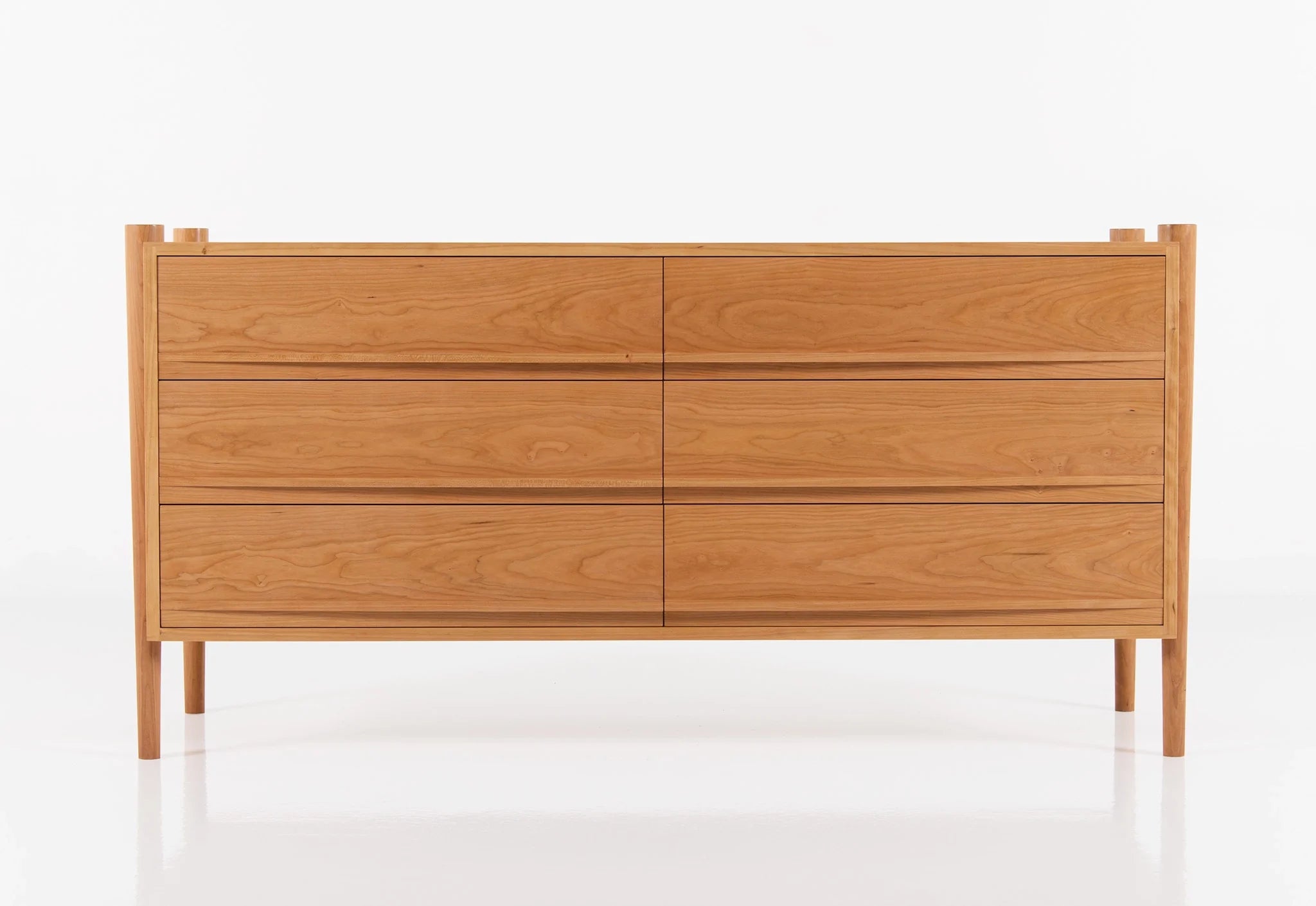 Commode - Horizontale - De ses pieds fuselés et son bois de bout apparent à ses poignées de tiroir elliptiques, elle est confiante en