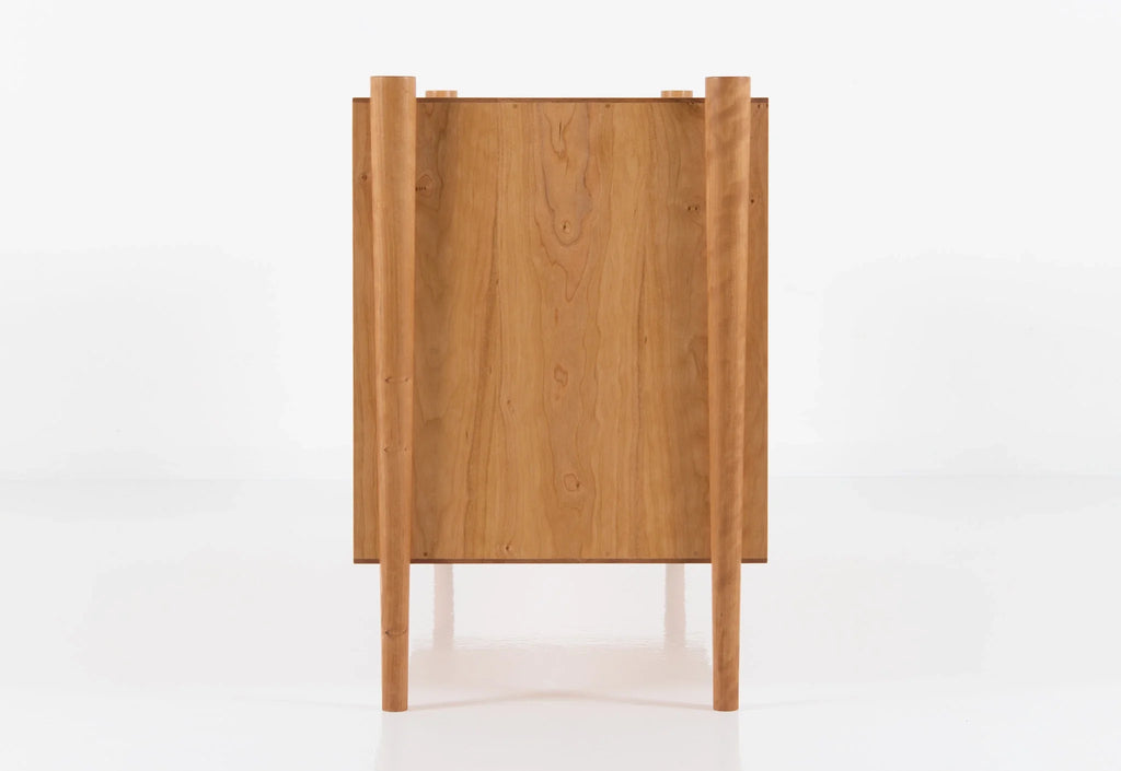 Commode - Horizontale - De ses pieds fuselés et son bois de bout apparent à ses poignées de tiroir elliptiques, elle est confiante en