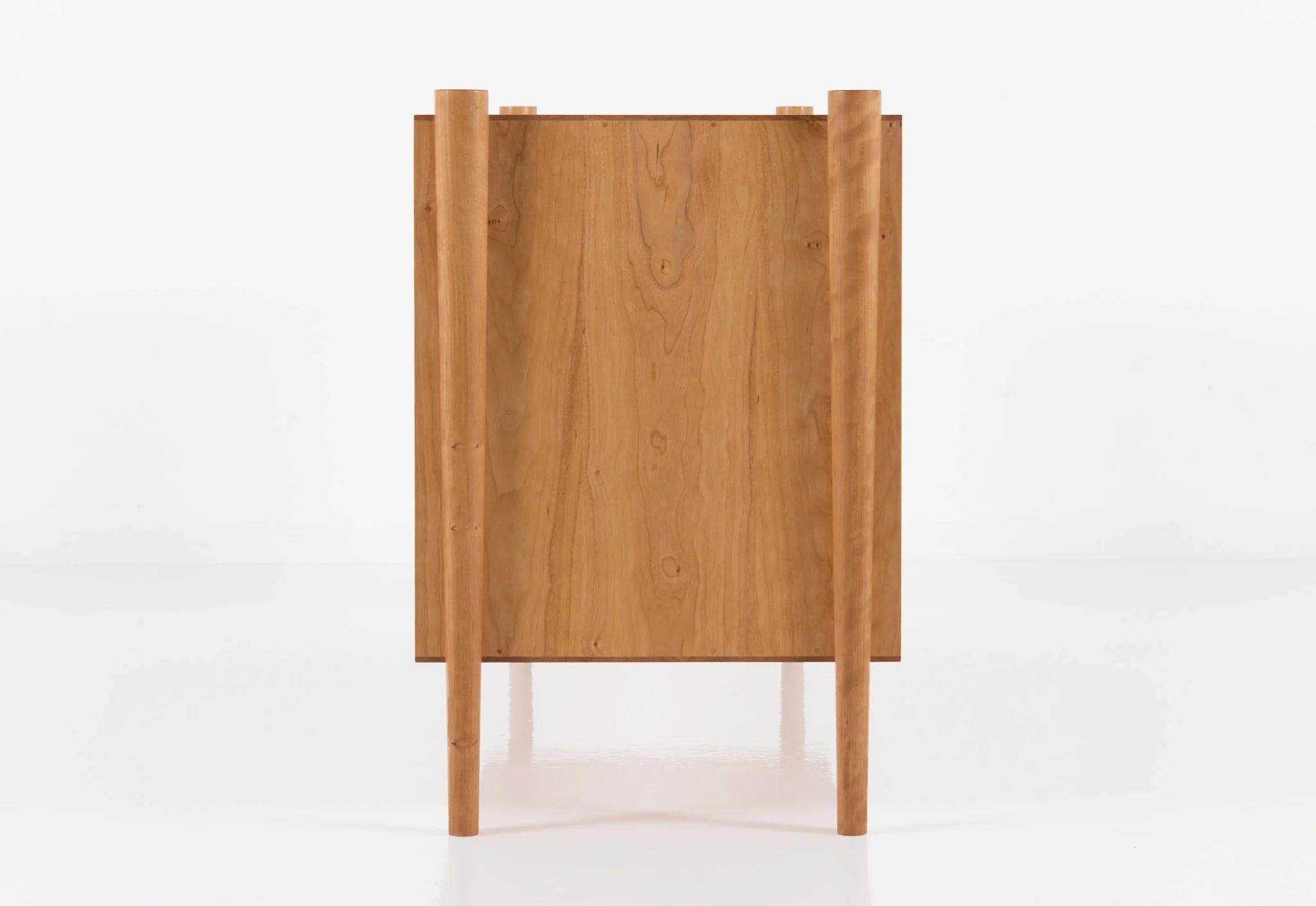 Commode - Horizontale - De ses pieds fuselés et son bois de bout apparent à ses poignées de tiroir elliptiques, elle est confiante en