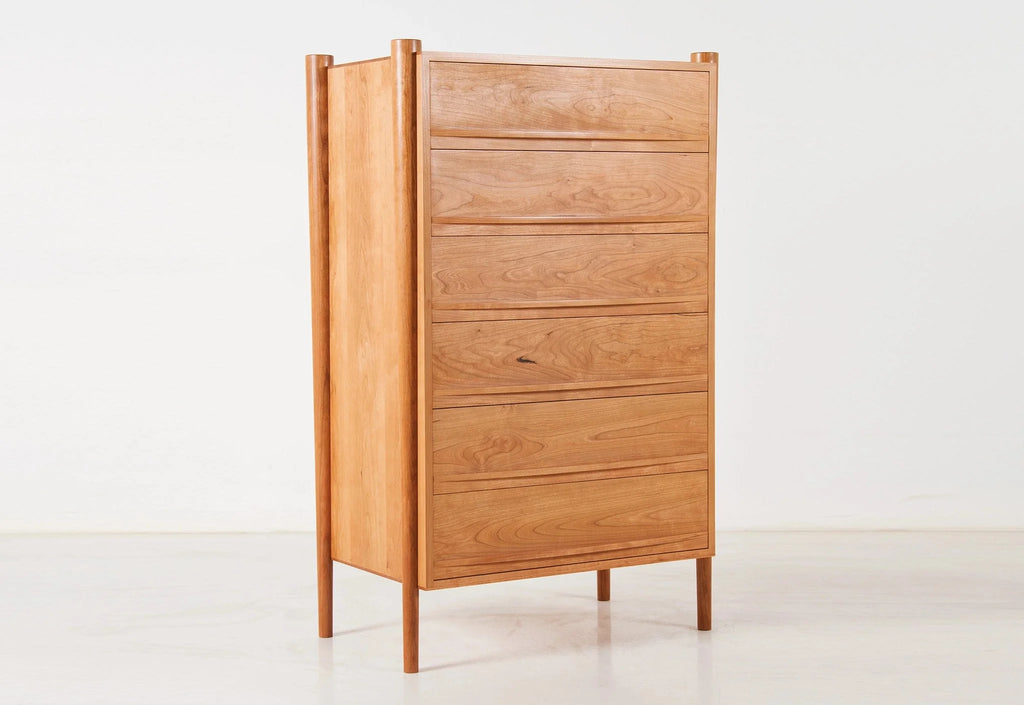 Commode - Verticale - De ses pieds fuselés et son bois de bout exposé à ses poignées de tiroirs elliptiques, la commode est confiante dans
