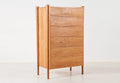Commode - Verticale - De ses pieds fuselés et son bois de bout exposé à ses poignées de tiroirs elliptiques, la commode est confiante dans