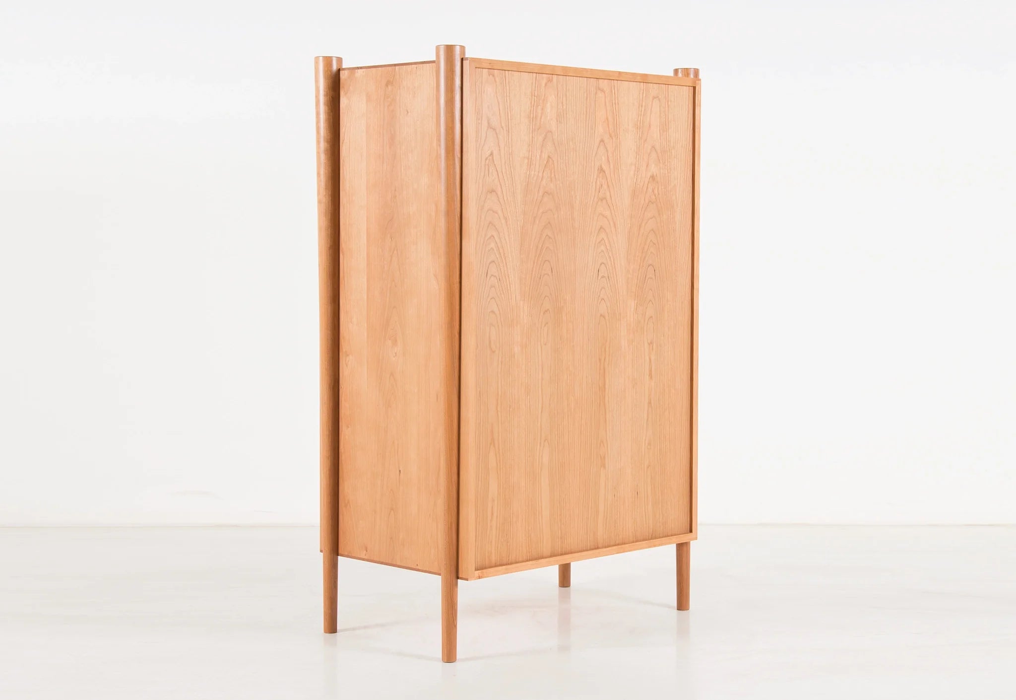 Commode - Verticale - De ses pieds fuselés et son bois de bout exposé à ses poignées de tiroirs elliptiques, la commode est confiante dans