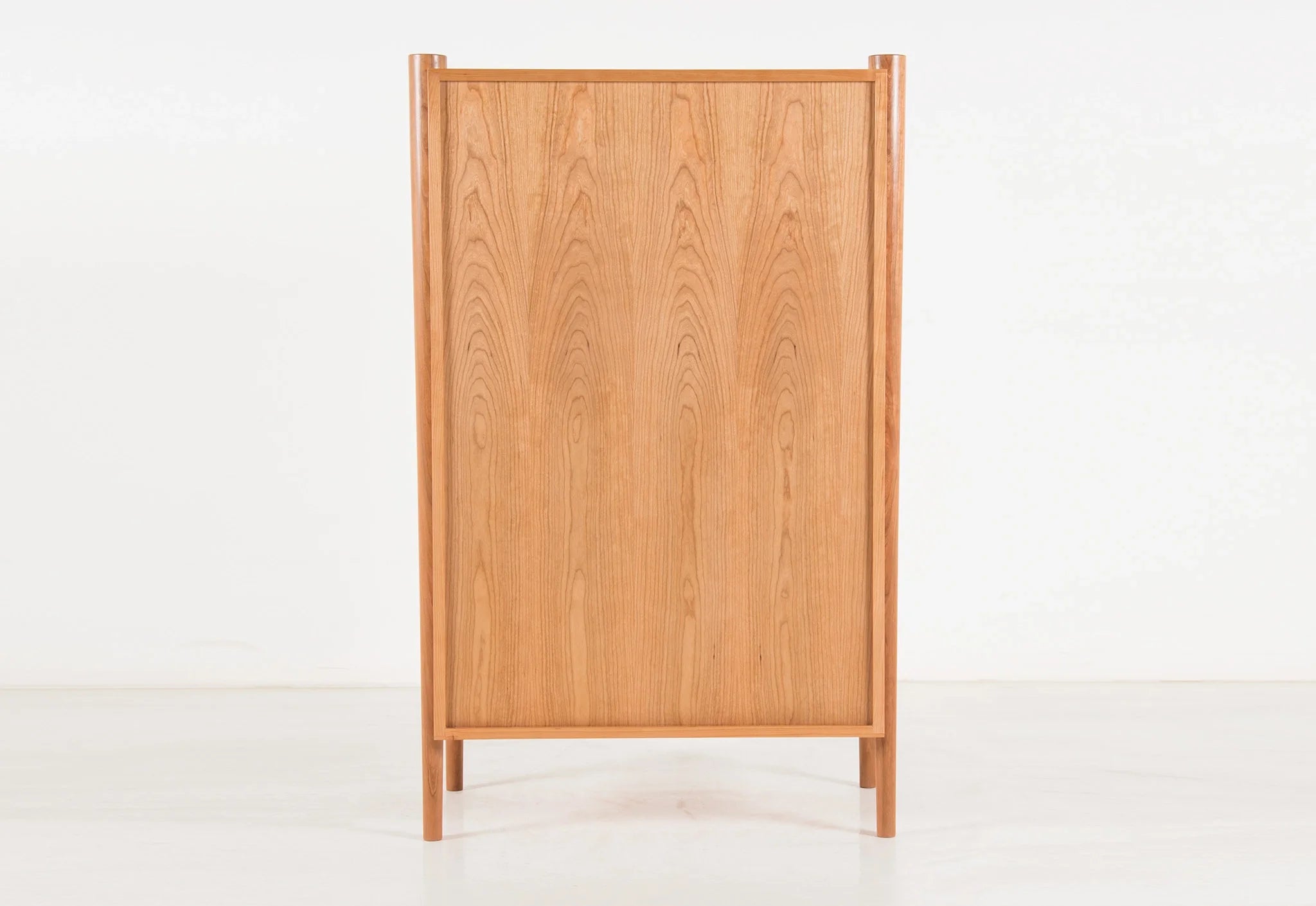 Commode - Verticale - De ses pieds fuselés et son bois de bout exposé à ses poignées de tiroirs elliptiques, la commode est confiante dans