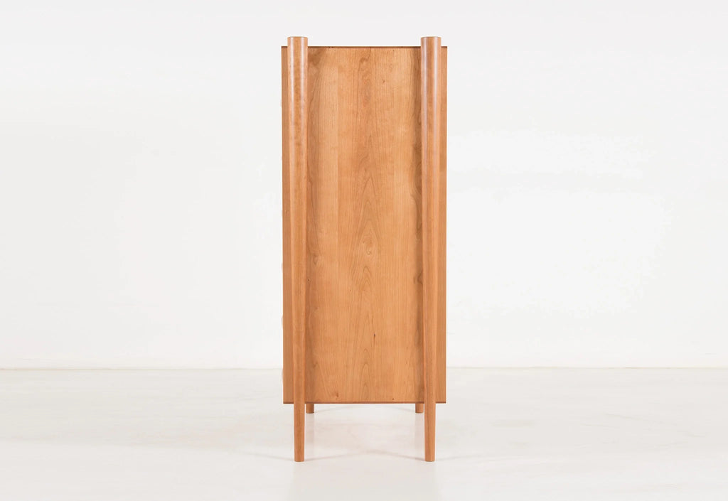 Commode - Verticale - De ses pieds fuselés et son bois de bout exposé à ses poignées de tiroirs elliptiques, la commode est confiante dans