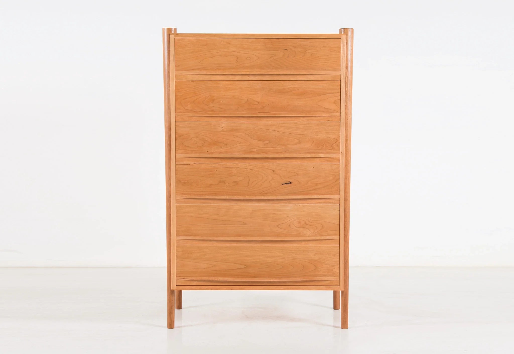 Commode - Verticale - De ses pieds fuselés et son bois de bout exposé à ses poignées de tiroirs elliptiques, la commode est confiante dans